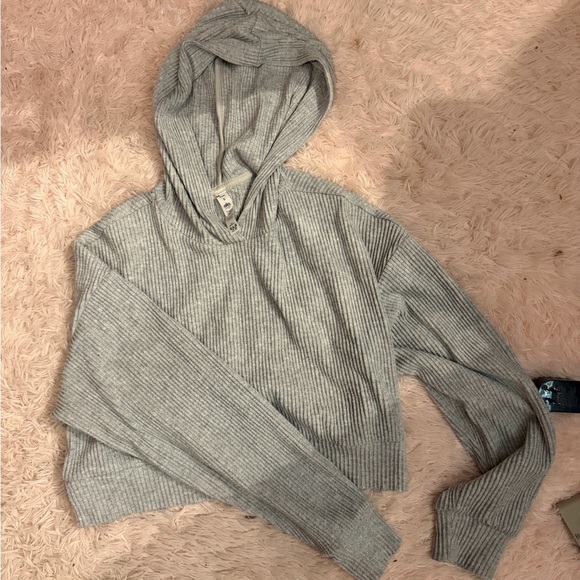 gray Alo Muse cropped hoodie - Picture 3 of 3